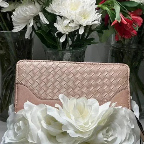 Frye & Co NWT Warm Taupe Zip Around Wallet - Picture 1 of 9